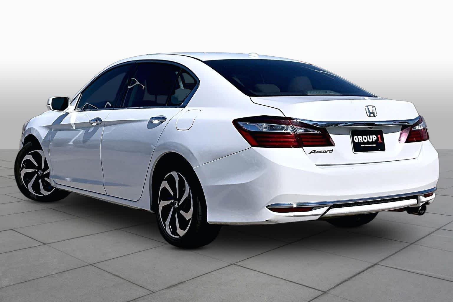 Used 2017 White Orchid Pearl Honda EX image 12