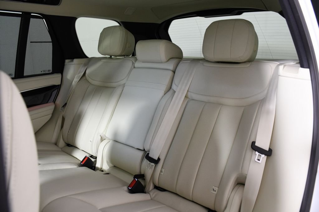 New 2026 Ostuni Perl Wh Land Rover SE image 27