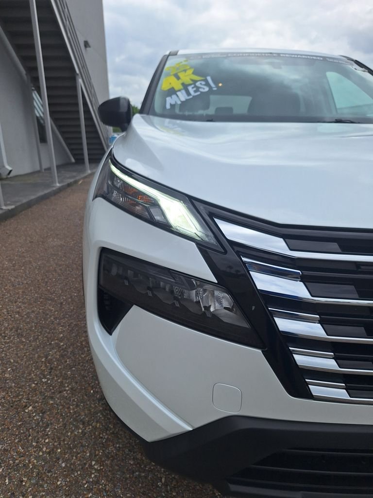 Used 2025 White Nissan S image 9