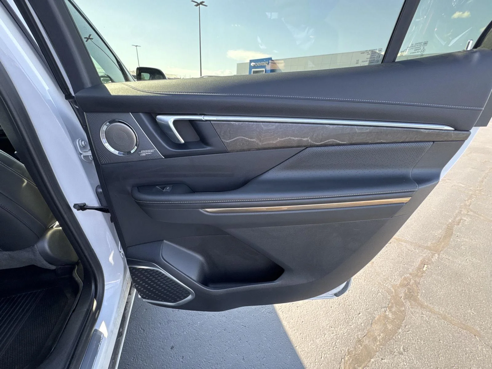 Used 2025 White Frost Tricoat Buick Avenir image 19