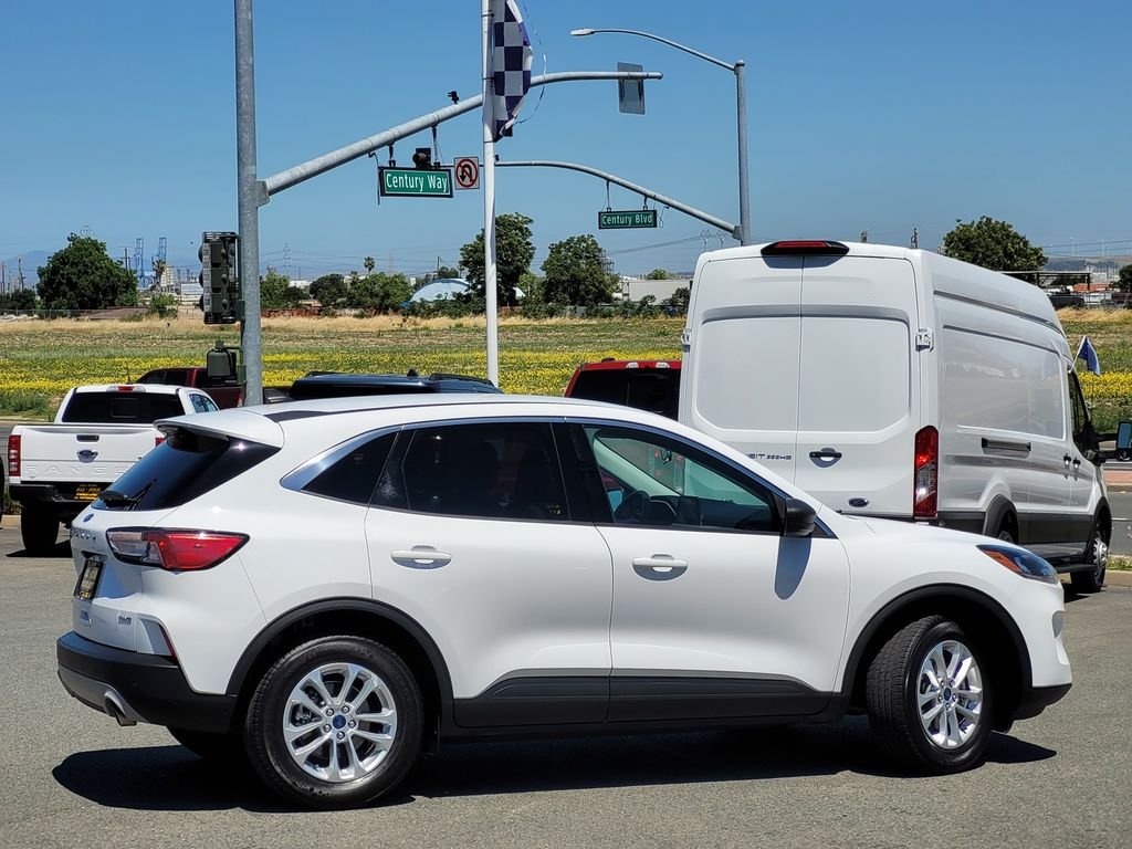 Used 2022 White Ford SEL image 3