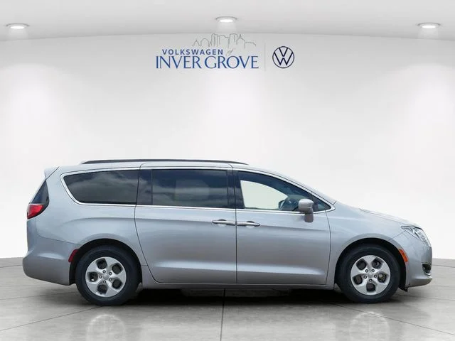 Used 2017 Silver Chrysler Premium image 8
