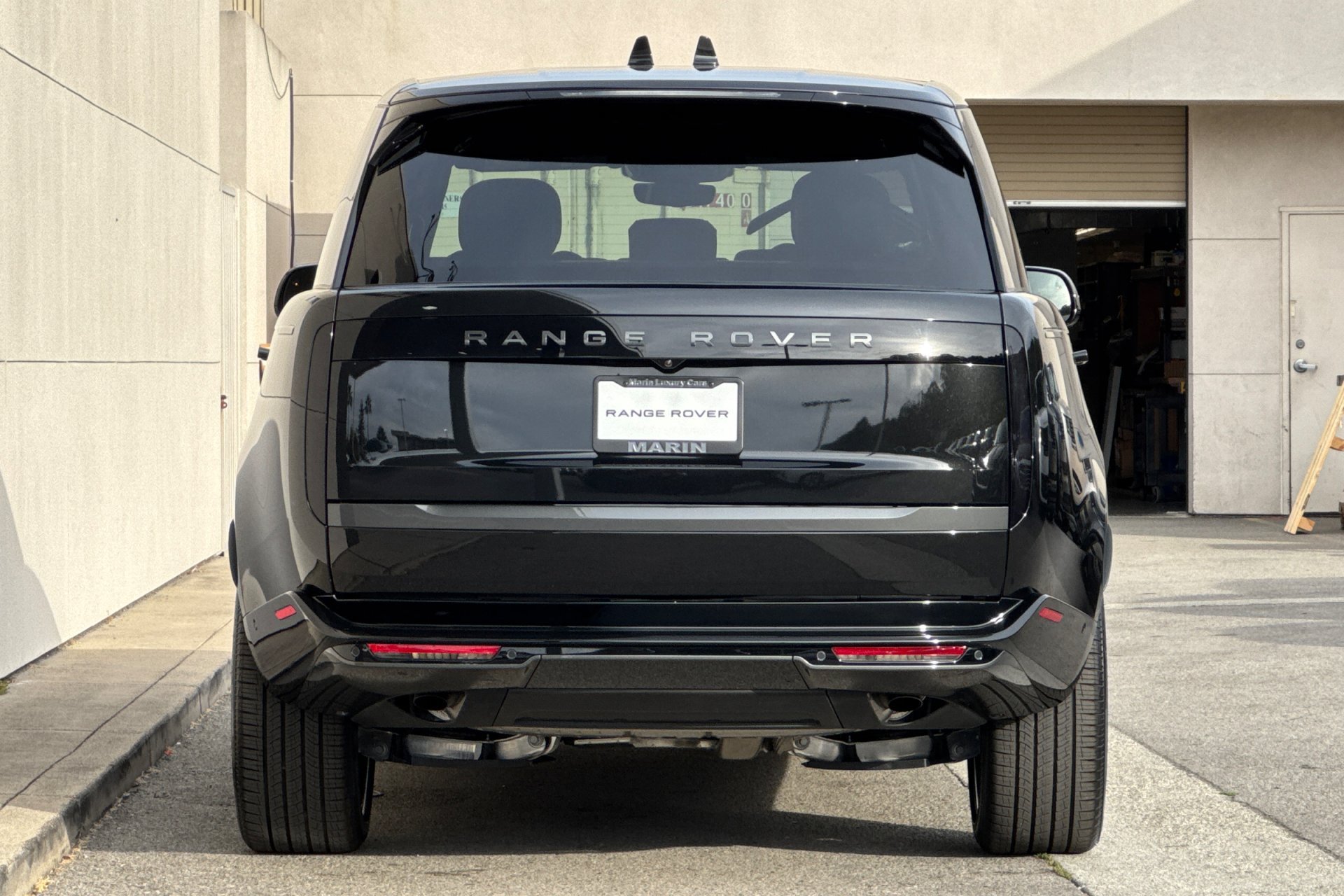 New 2027 Santorini Black Land Rover SE image 7