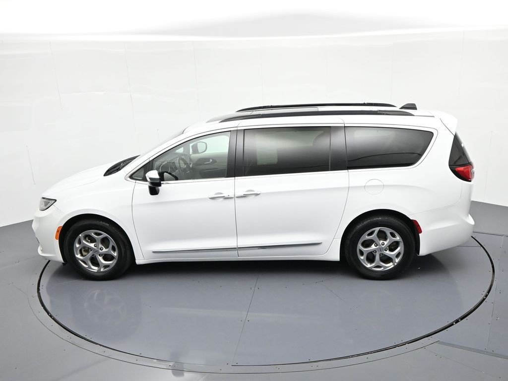 Used 2023 Bright White Clearcoat Chrysler Limited FWD image 17
