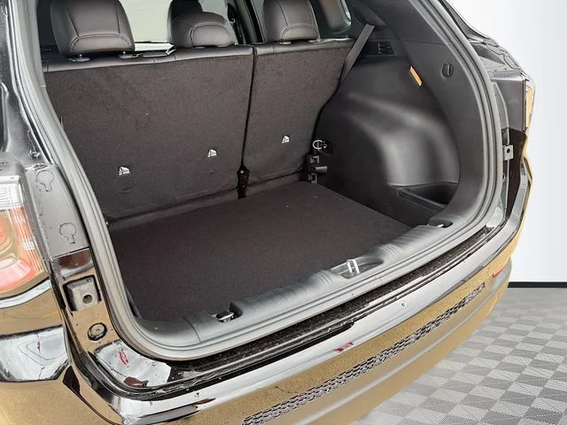 New 2026 Diamond Black Crystal Pearl-Coat Exterior Paint Jeep Latitude image 29