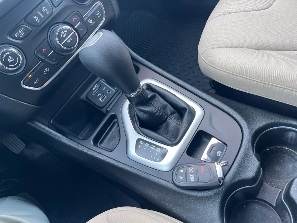 Used 2016 Light Brownstone Pearlcoat Jeep Latitude image 17