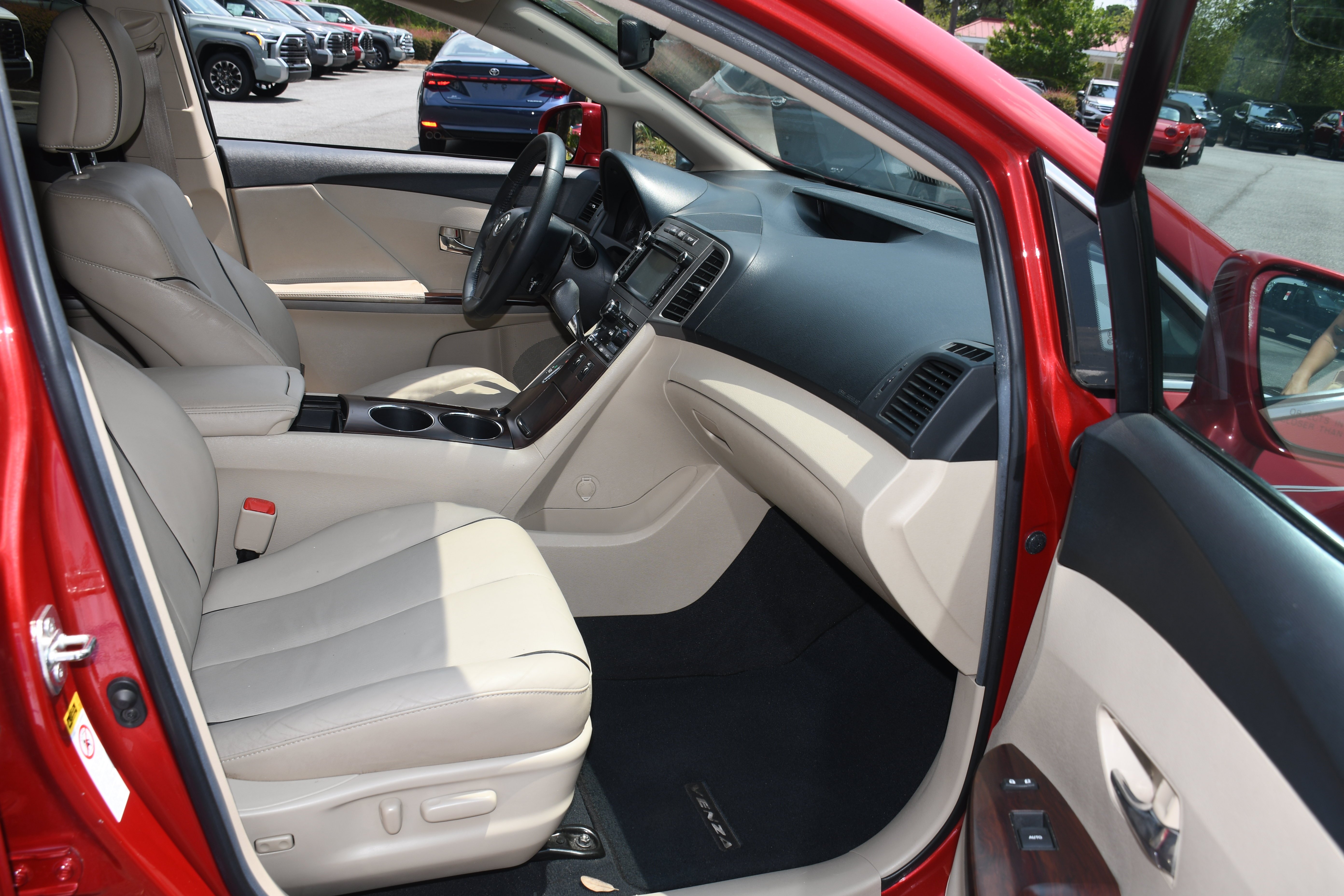 Used 2014 Red Toyota XLE image 21