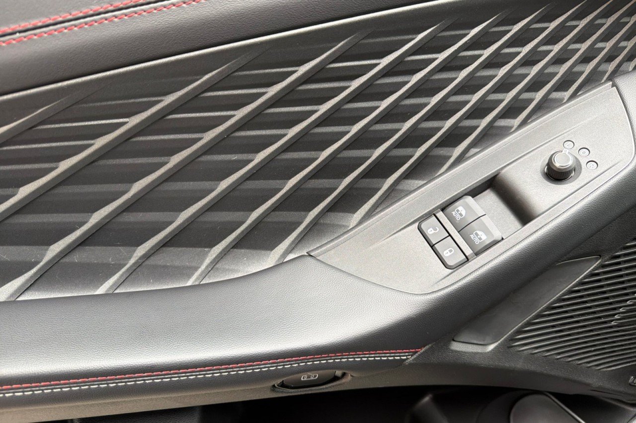 Used 2025 DIAMOND BLACK CRYST Dodge R/T image 10