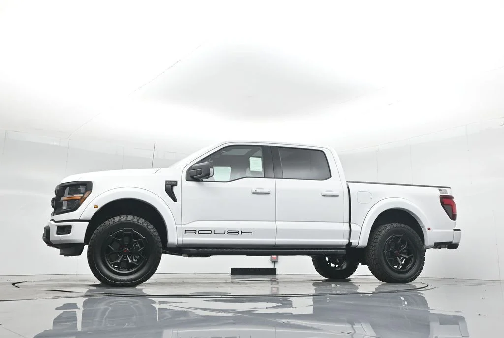 New 2025 Oxford White Ford XLT image 7