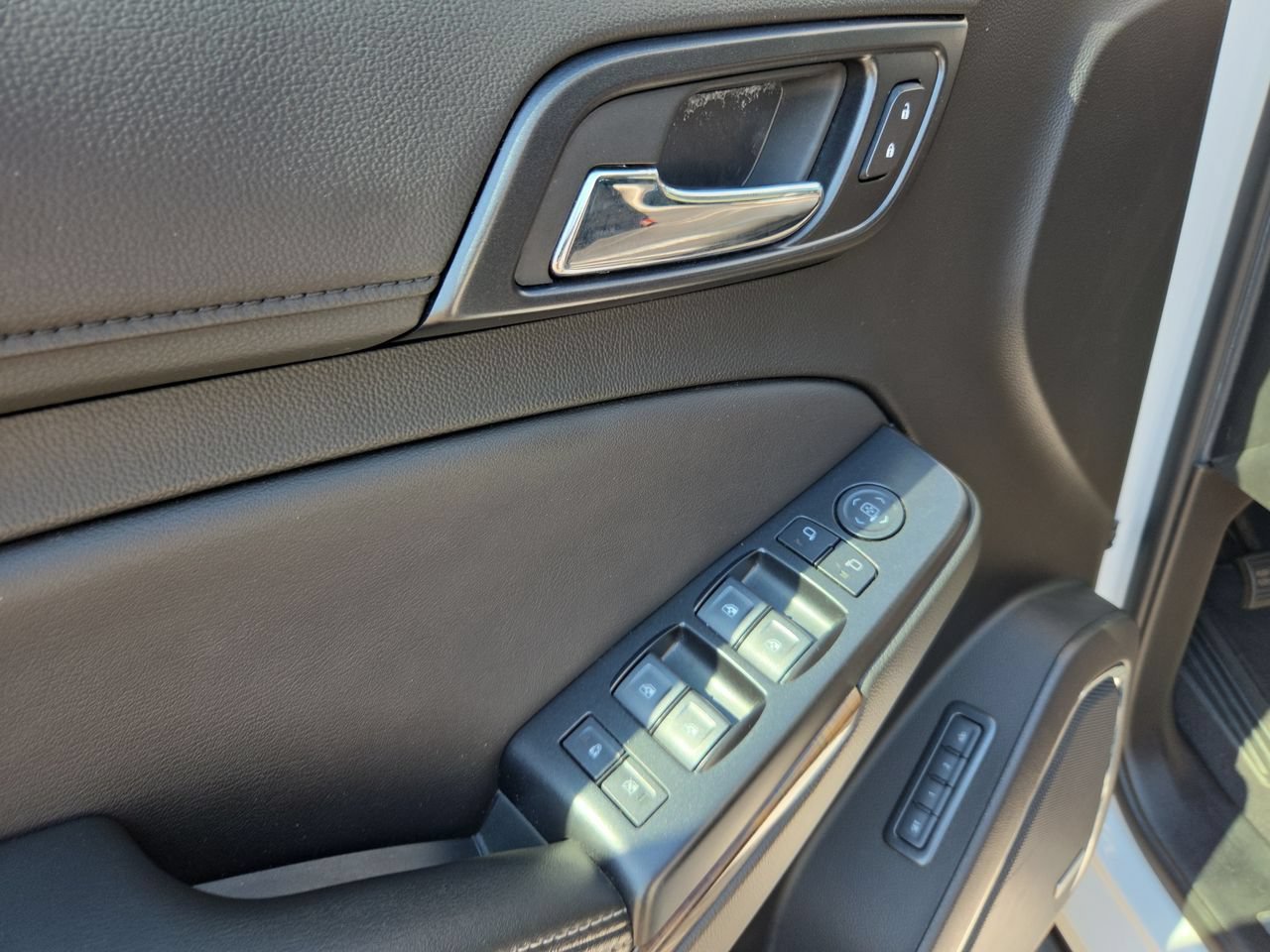 Used 2019 SUMMIT WHITE Chevrolet LT image 22