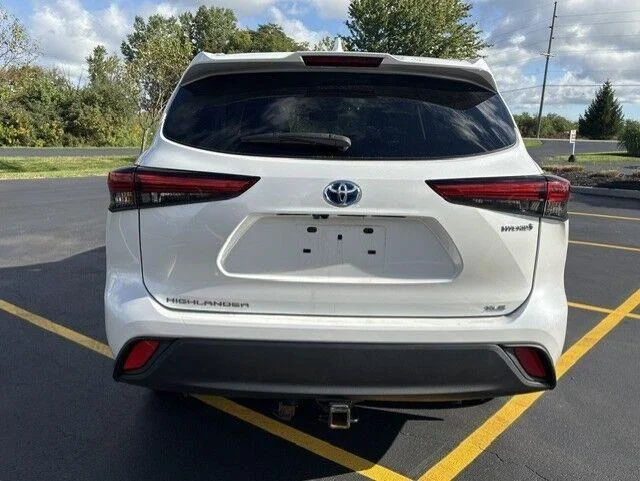 Used 2023 Wind Chill Pearl Toyota Bronze Edition image 13