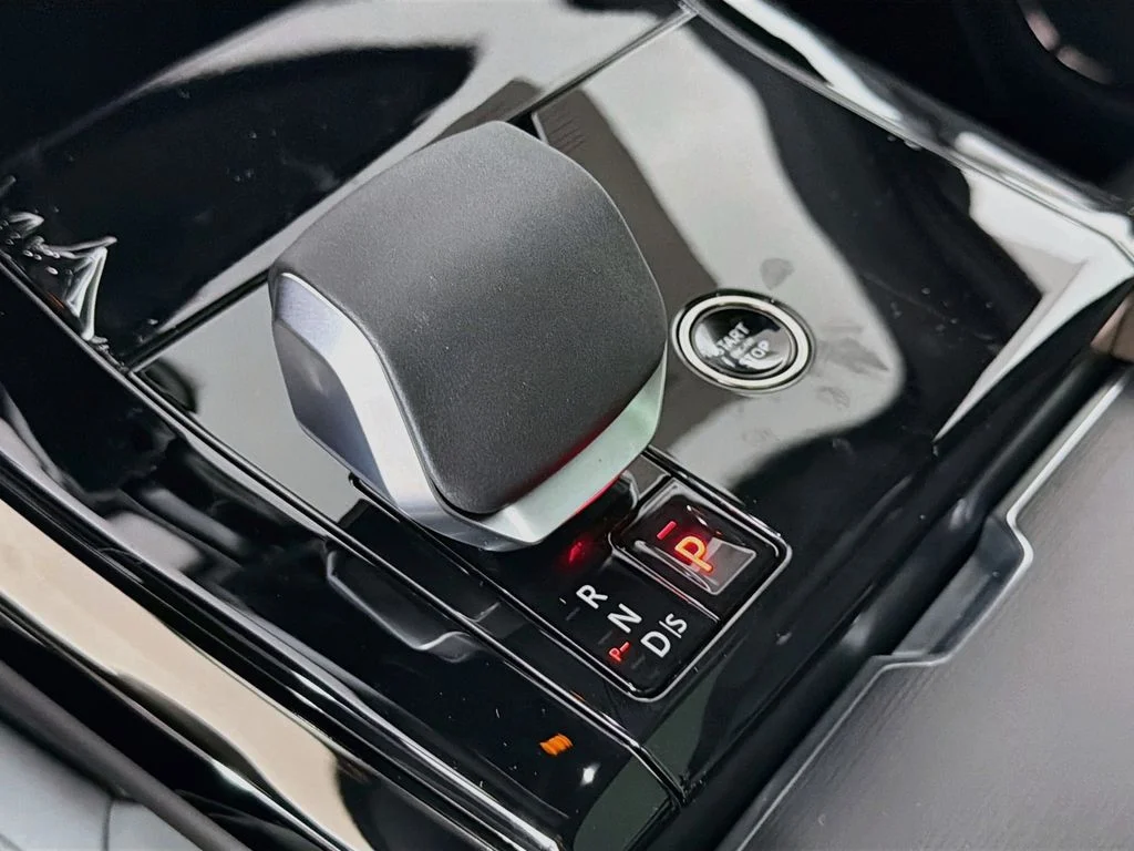 New 2027 Santorini Black Land Rover Dynamic SE image 17