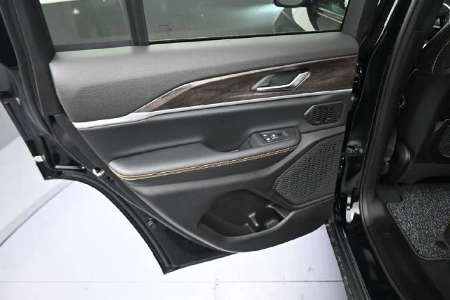 New 2026 Diamond Black Crystal Pearl-Coat Exterior Paint Jeep  image 24