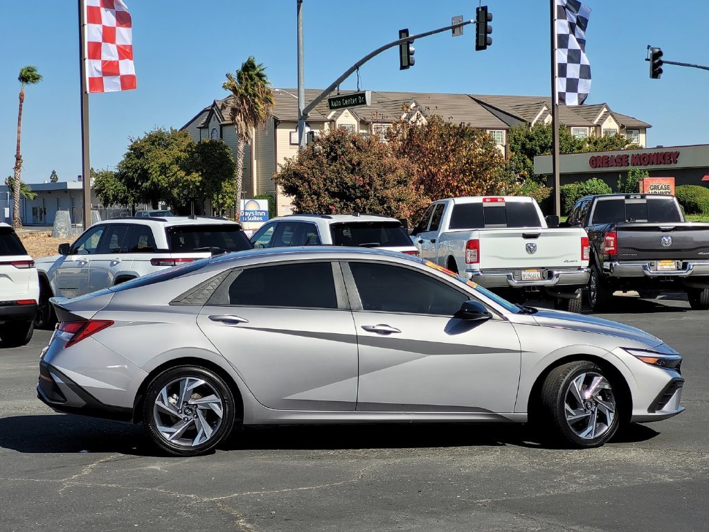 Used 2025 Silver Hyundai SEL Sport image 3