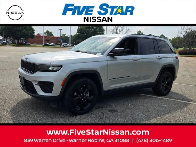 Used 2022 Silver Jeep Altitude image 3