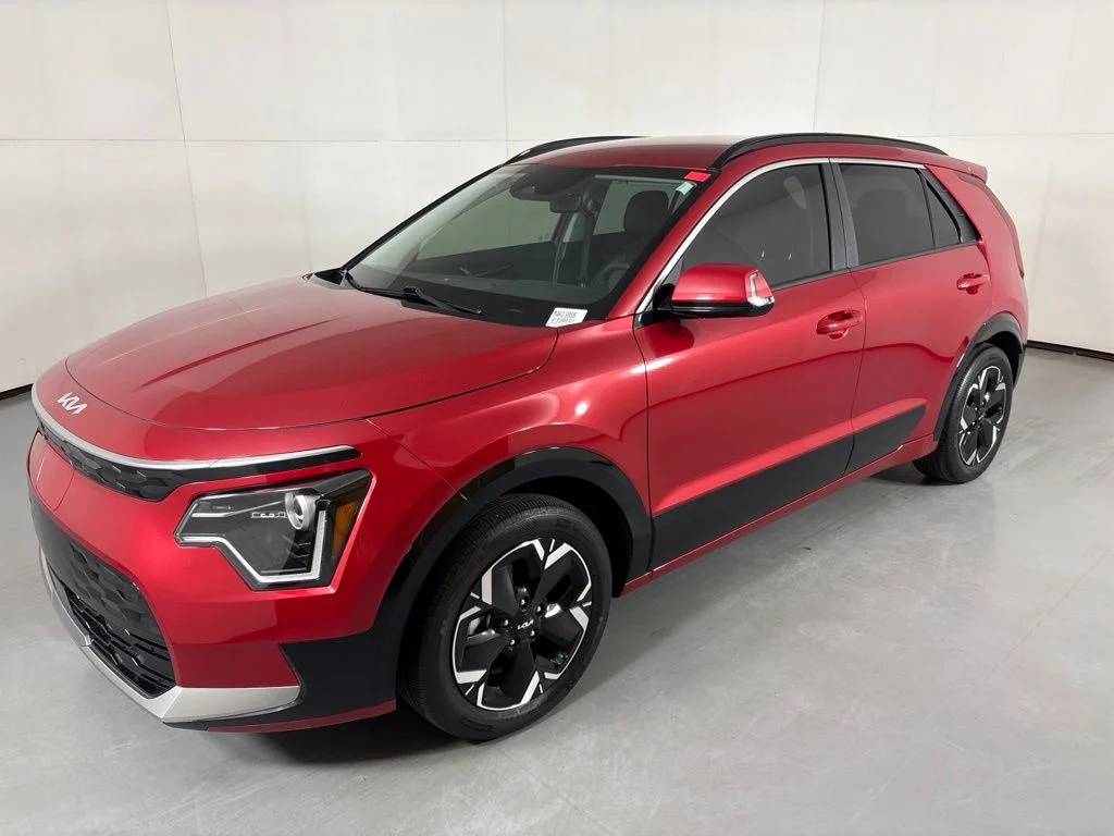 Used 2023 Red Kia Wind image 4