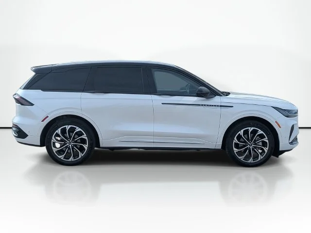Used 2024 White Lincoln Reserve image 4