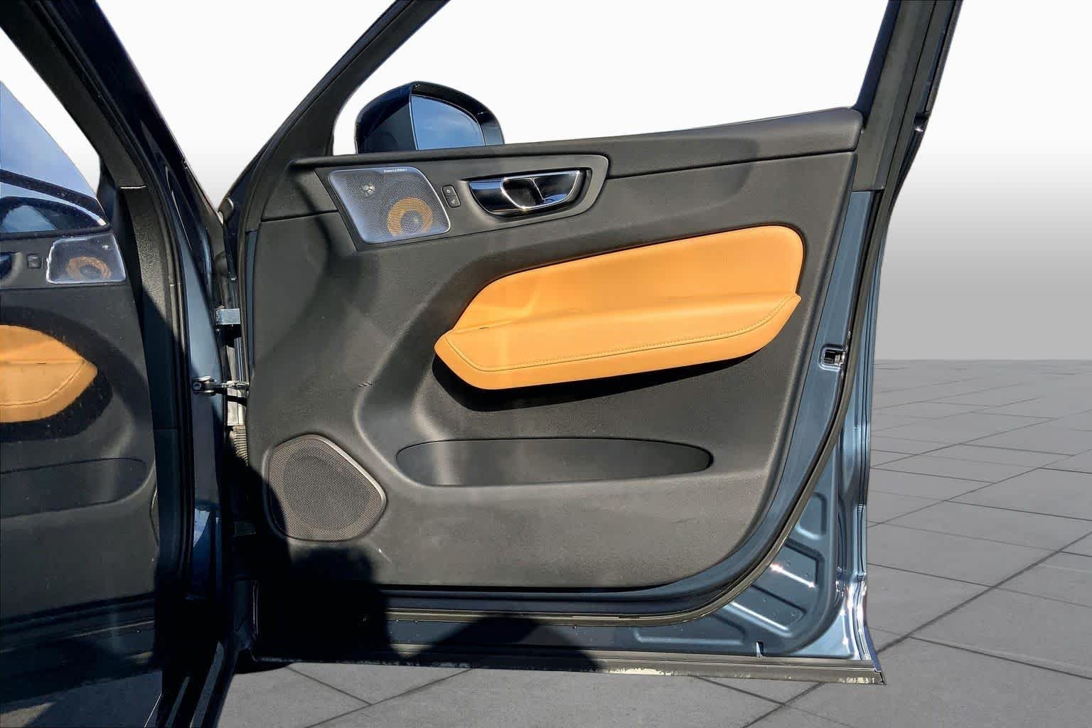 Used 2018 Denim Blue Metallic Volvo Momentum image 2