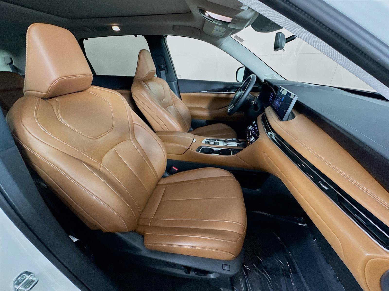 Used 2024 Majestic White INFINITI Sensory image 30
