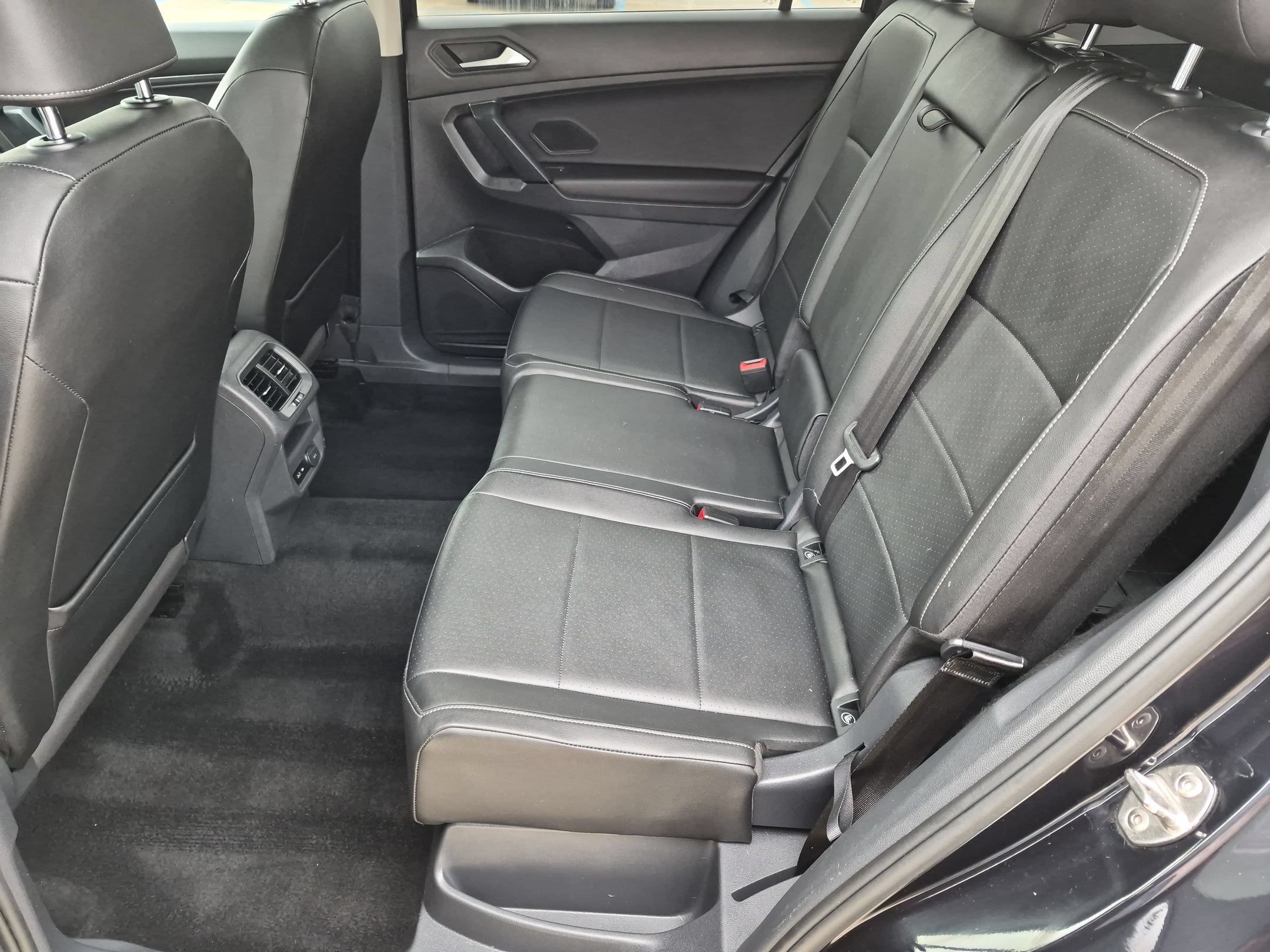 Used 2019 Deep Black Volkswagen SE image 23