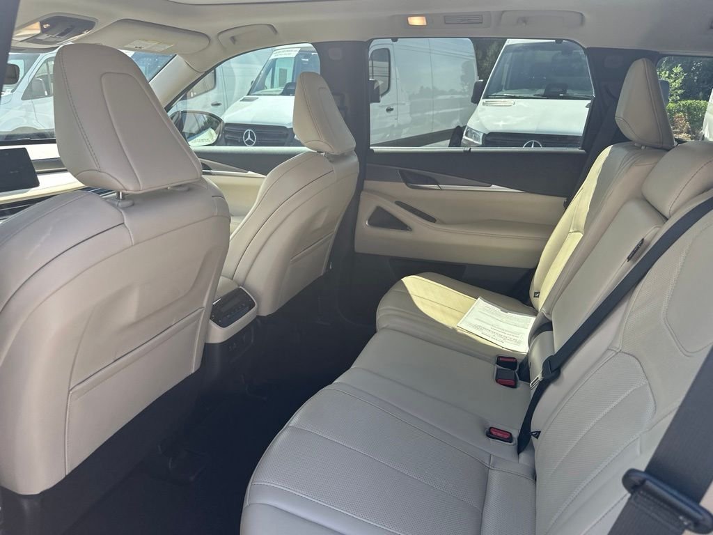 Used 2023 White INFINITI LUXE image 5