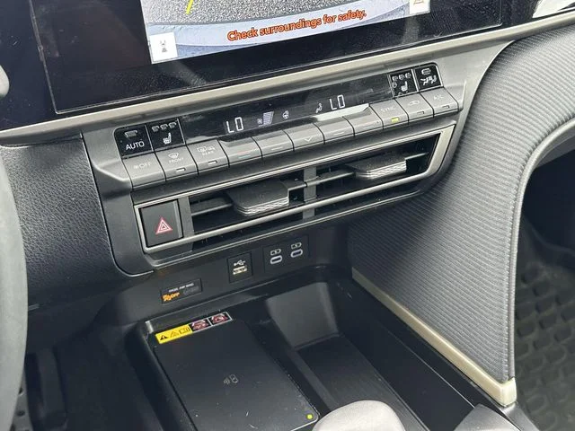 Used 2025  Toyota SE image 22