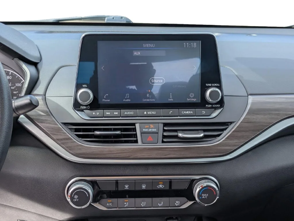 Used 2023 White Nissan 2.5 SV image 19
