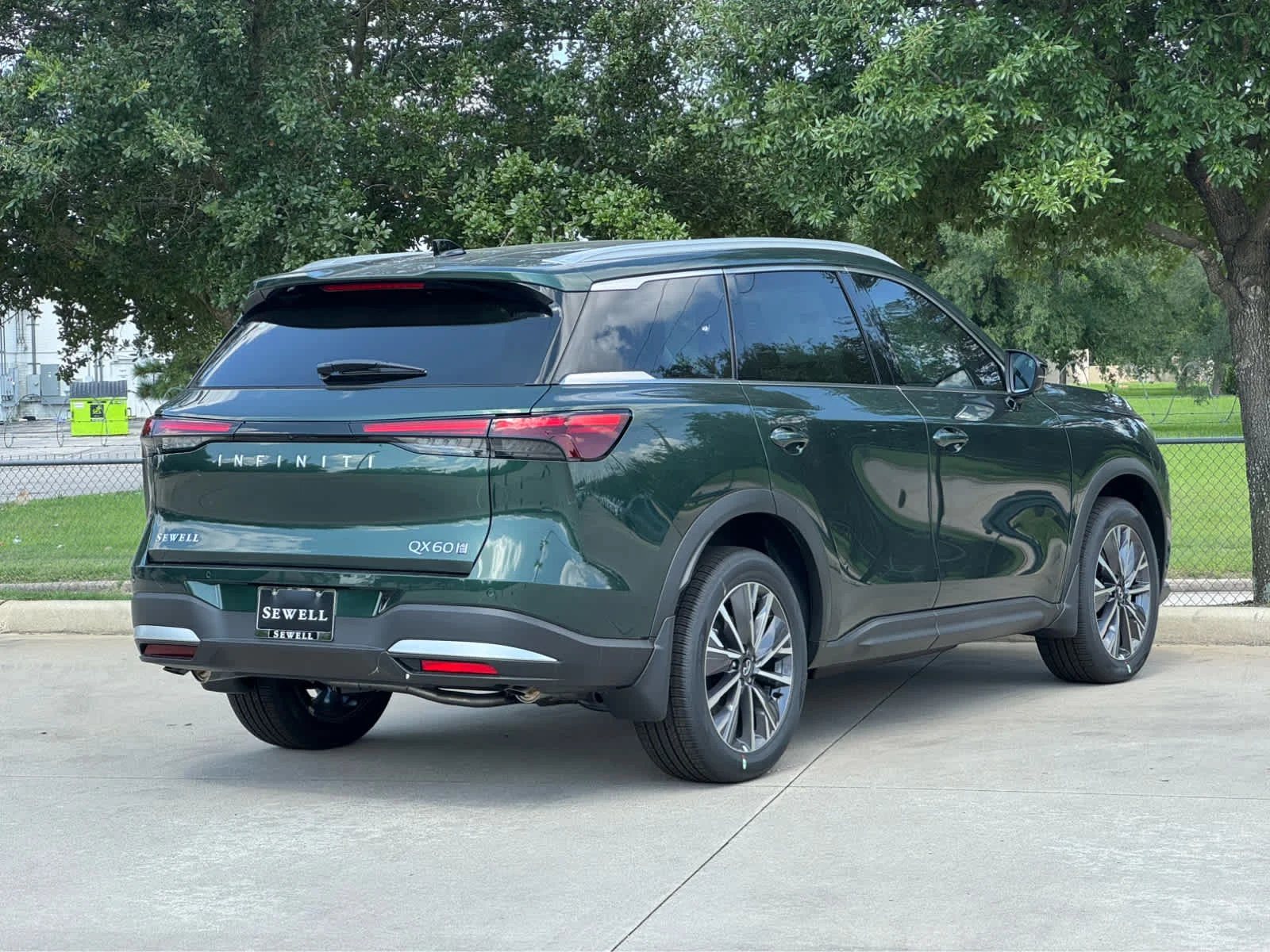 New 2027 DEEP EMERALD INFINITI Luxe AWD image 3