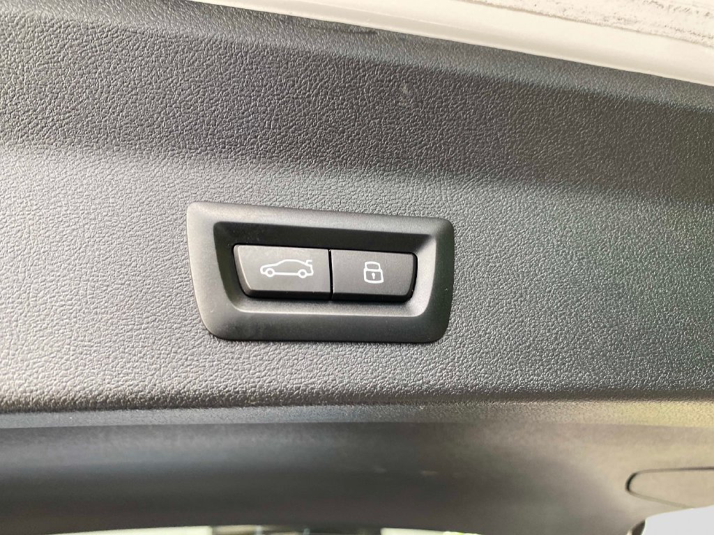 Used 2024 White BMW xDrive30i image 9