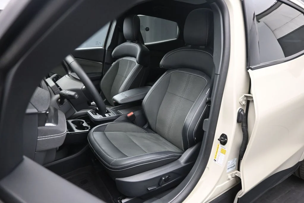 Used 2025 Beige Ford GT image 8
