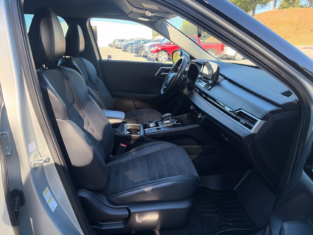 Used 2022 Silver Mitsubishi SE image 44