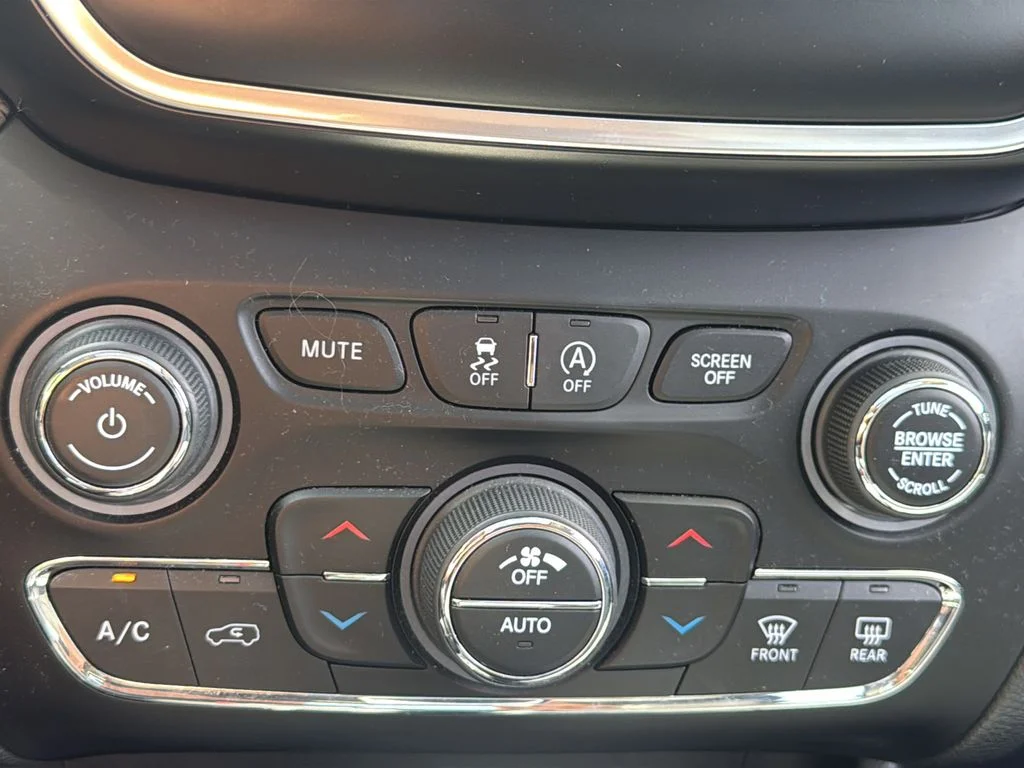 Used 2020 Blue Jeep Latitude Plus image 17