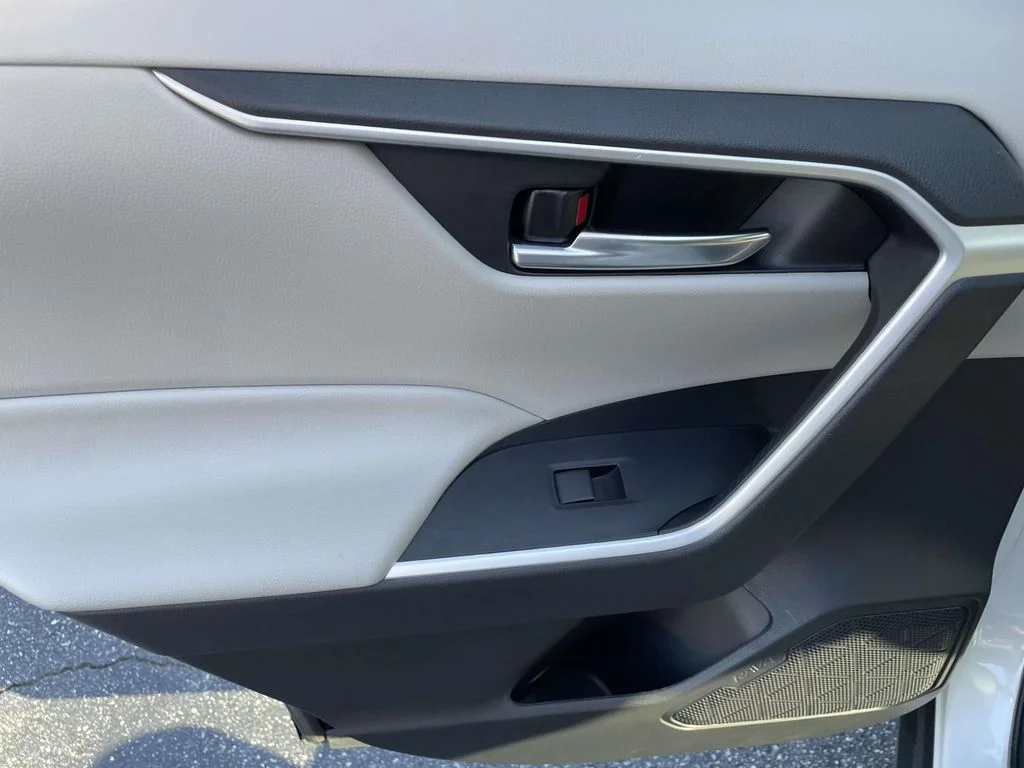 Used 2021  Toyota XLE image 14