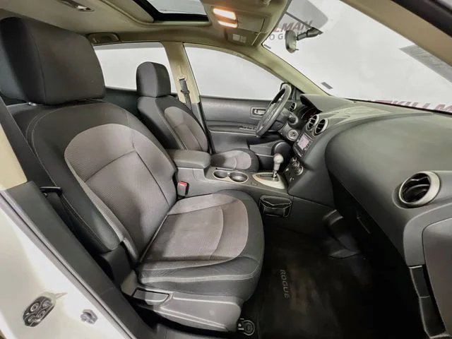 Used 2013 White Nissan SV image 37