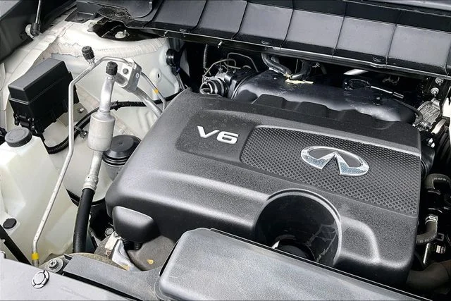 Used 2023 White INFINITI LUXE image 34