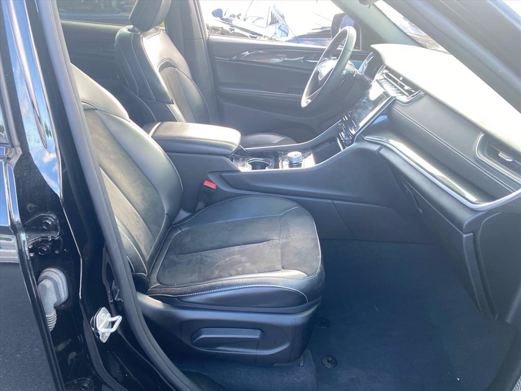 Used 2023 Diamond Black Crystal Pearlcoat Jeep Altitude image 25