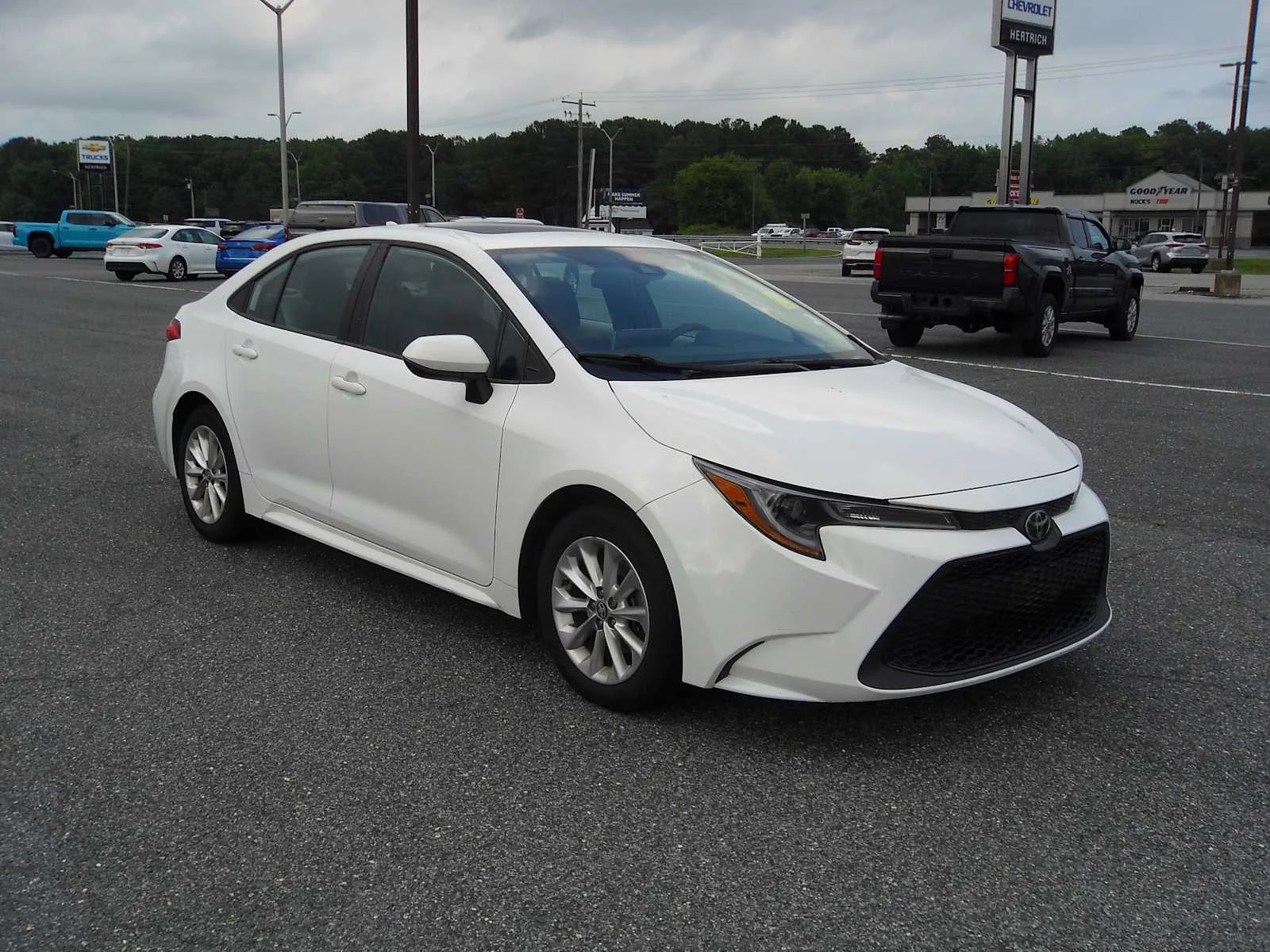 Used 2020 Super White Toyota LE image 7