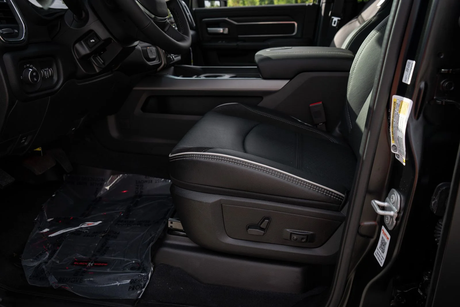 New 2026 Diamond Black Crystal Pearl-Coat Exterior Paint RAM Laramie with Black Widow Package image 30