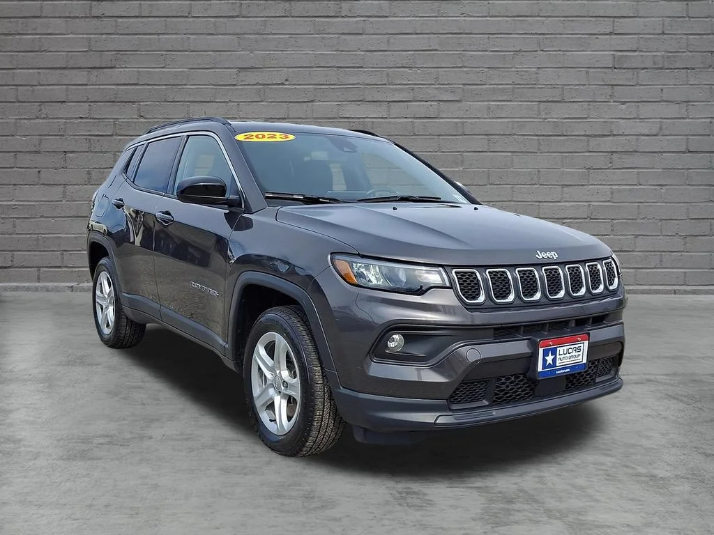 Used 2023 Granite Crystal Metallic Clearcoat Jeep Latitude image 2