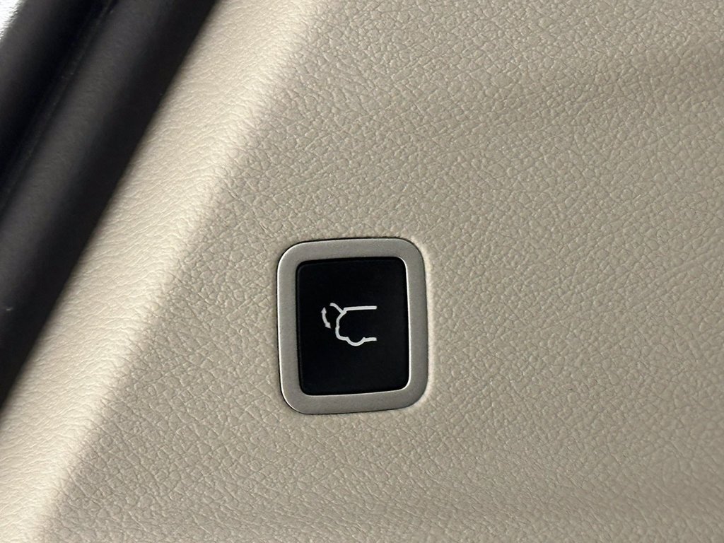 Used 2022 White Chrysler Wheelchair Accessible-Touring L image 9
