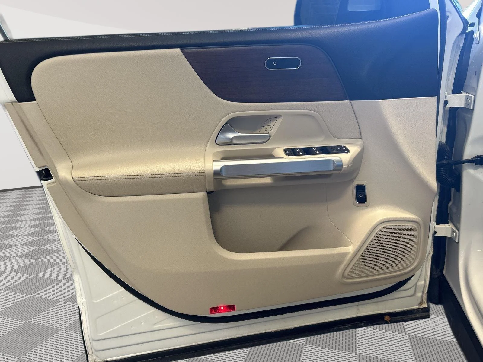 Used 2022 Polar White Mercedes-Benz GLB 250 image 11