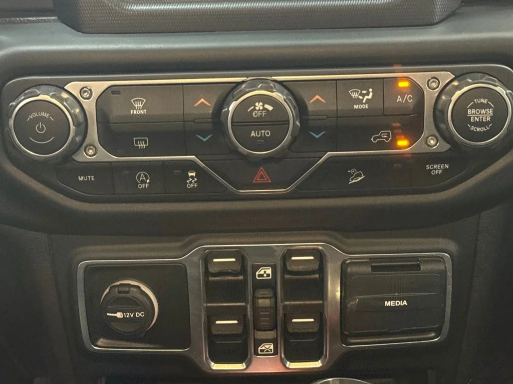 Used 2020 Granite Crystal Metallic Clearcoat Jeep Unlimited Sahara image 16