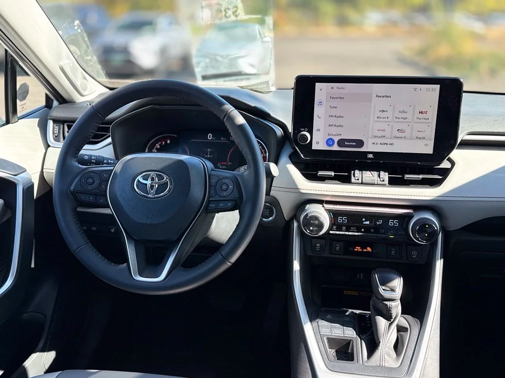 Used 2025 Pearl Toyota XLE Premium image 28