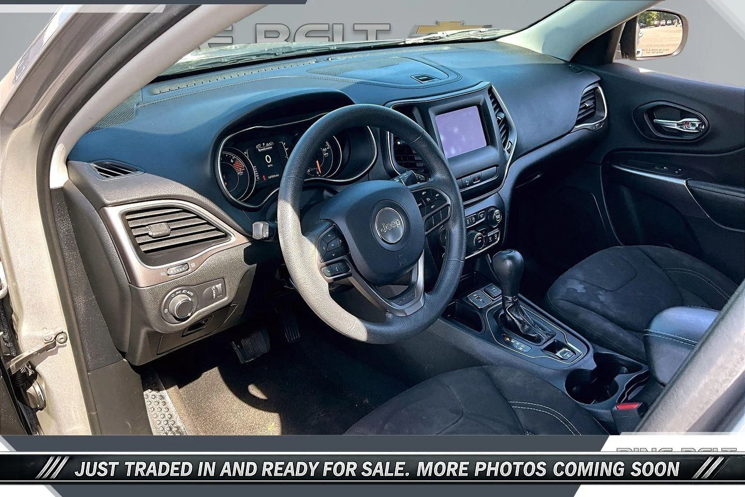 Used 2020 Silver Jeep Latitude FWD image 12