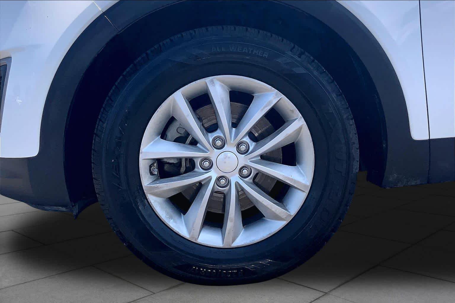 Used 2016 Snow White Pearl Kia LX image 11
