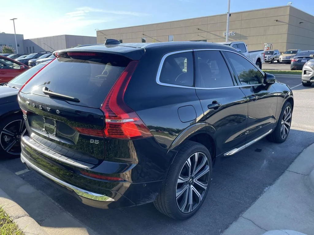 Used 2023 Onyx Black Metallic Volvo Ultimate Bright Theme image 4