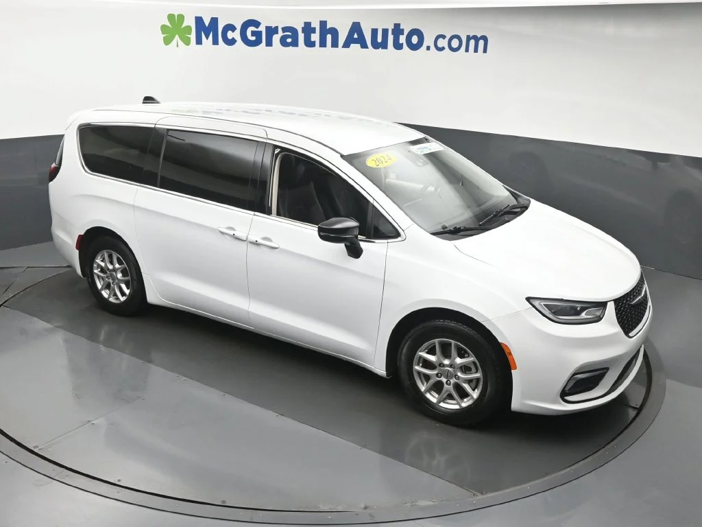 Used 2024 White Chrysler Touring L image 3