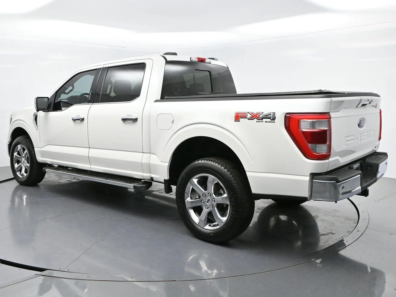 Used 2022 Star White Metallic Tri-Coat Ford LARIAT image 5