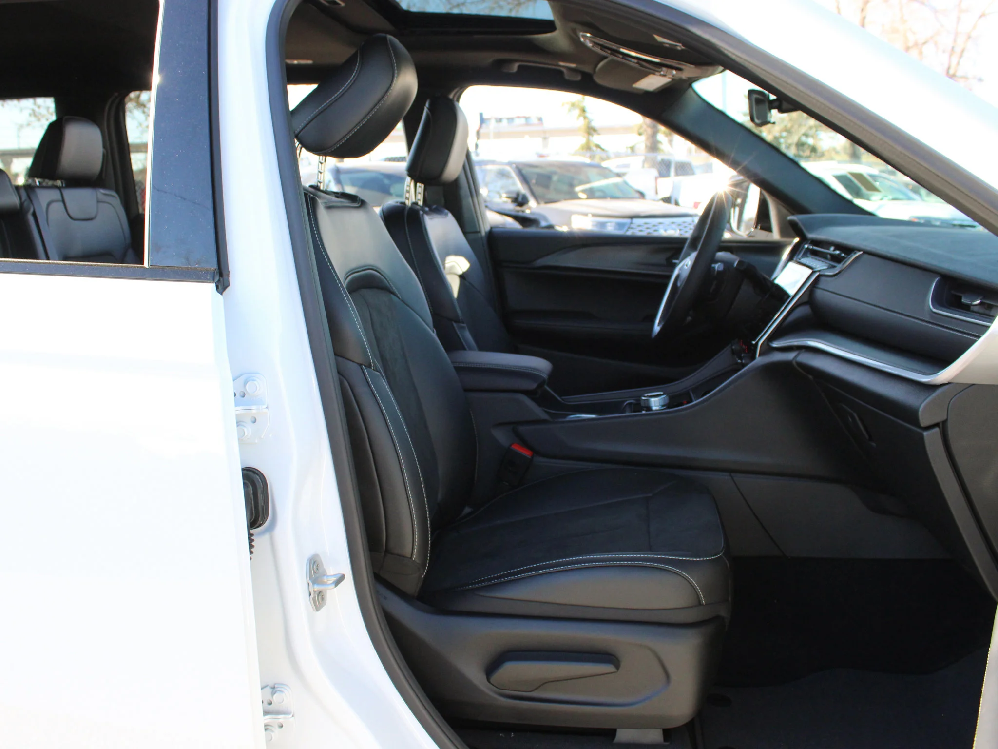 Certified Used 2025 White Jeep Altitude * V6 | Heated Leather Seats | Sunroof | Adaptive Cruise | Remote Start | Backup Camera image 20