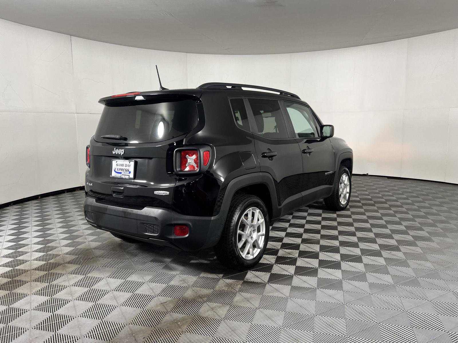 Used 2022 Black Clearcoat Jeep Latitude image 8